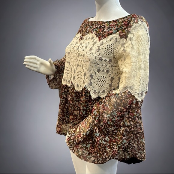 Judith March Blouse Brown w/Floral Print, Lace Accented Top - Picture 4 of 6